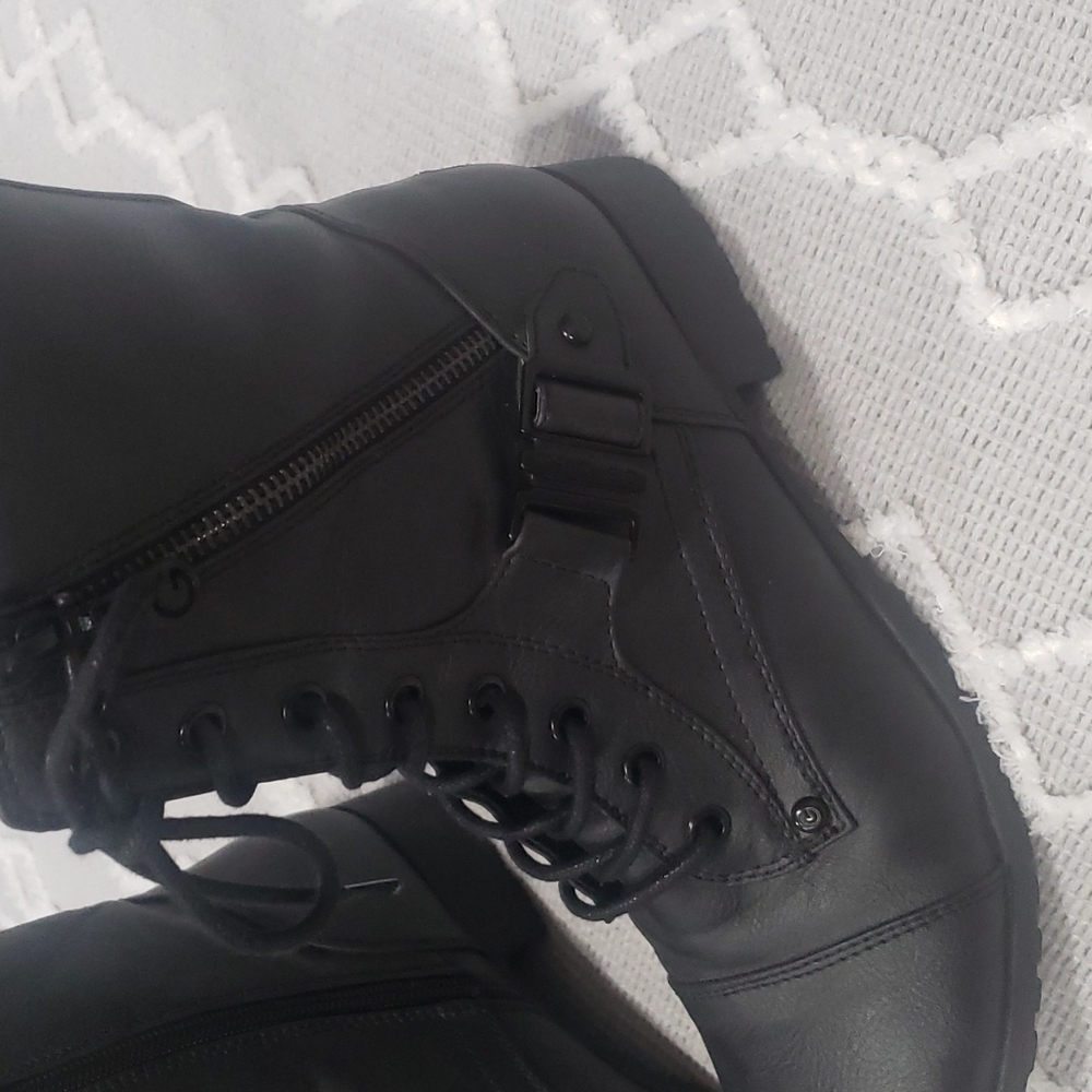 I have many shoes I need space in my closet - Picture 2 of 6